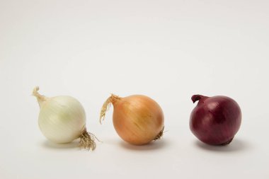Üç soğan kırmızı, altın, beyaz masaya kullanılır