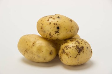 Birkaç olgun yıkanmış ham patates kabuğu beyaz b sarı