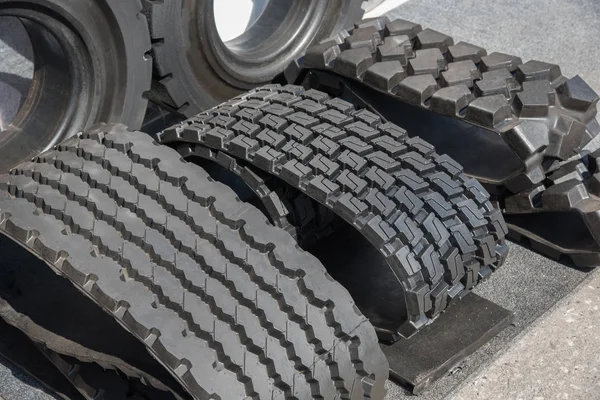 Několik černé gumové pneumatiky na prodej s různými dezén — Stock fotografie