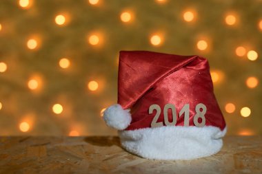 2018 bir tabloda bir N arka plan üzerinde rakamlar ile kırmızı bere