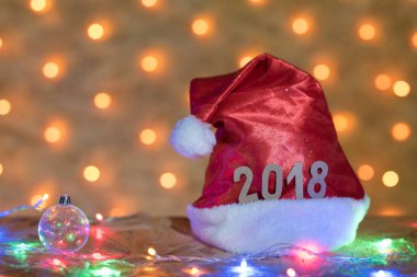 2018 bir tabloda bir N arka plan üzerinde rakamlar ile kırmızı bere