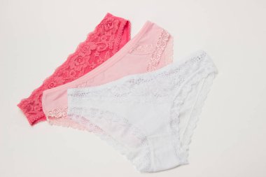 Kadın külot ile dantel beyaz bir arka plan üzerinde pembe