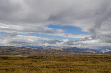 Yaban hayatı Altay. Nehir, dağlar ve gökyüzü ile Summer bulutlarda