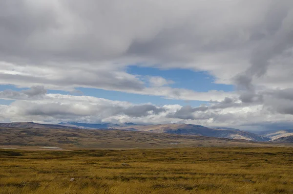 Yaban hayatı Altay. Nehir, dağlar ve gökyüzü ile Summer bulutlarda