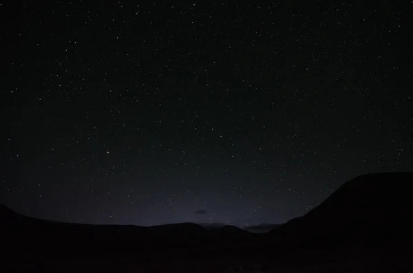 Ночное небо с яркими звездами и летающим метеоритом — стоковое фото
