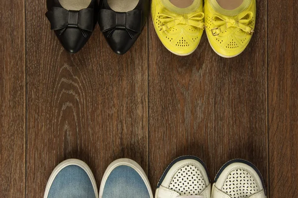 รองเท้าสตรีสี่คู่ สีขาว สีเหลือง สีฟ้า และสีดํา — ภาพถ่ายสต็อก