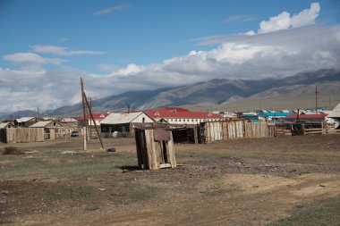 Çöl ve gökyüzü bulutlu yaz aylarında Altay Köyü