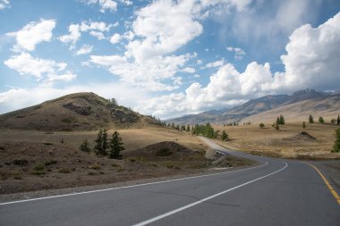 Yaz ve s dağlık alanda dolambaçlı yol asfalt