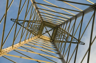 Bulutlu gökyüzü karşı alttan metal güç sonrası görünümü