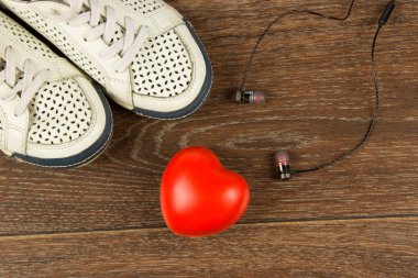 Kadın ayakkabıları, kalp ve siyah kulaklık düz