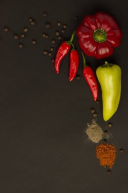 Bezelye bir bla üzerinde birkaç tatlı ve sıcak olgun biber ve baharat biber