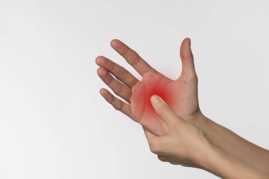 Yandan ve beyaz bir backgrou üzerinde avucunun içinde ağrı