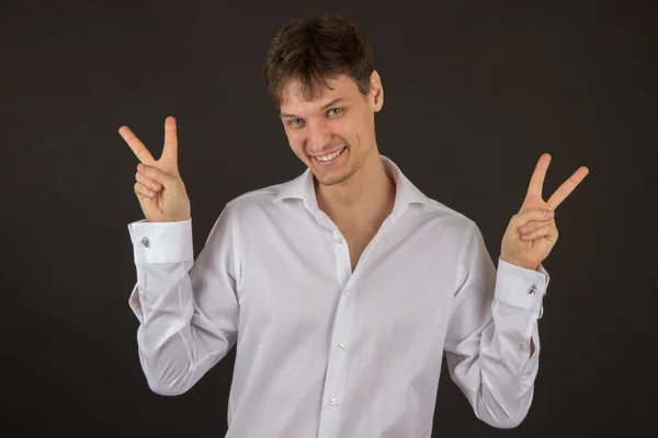 Guapo gay chico sonriendo en un camisa en un negro fondo —  Fotos de Stock