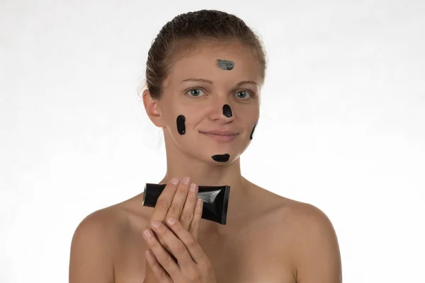 Feliz hermosa chica sonriendo sobre un fondo blanco en un cosmético — Foto de Stock