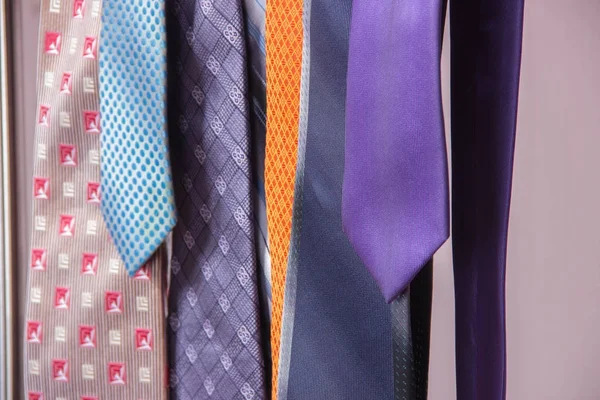 Красивые мужские галстуки разных цветов — стоковое фото