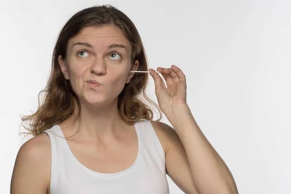 Mooie brunette meisje reinigt de oren met stokjes wi — Stockfoto