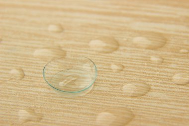 Kontakt lensler ile çözüm ahşap bir masa üzerinde damla gözler için