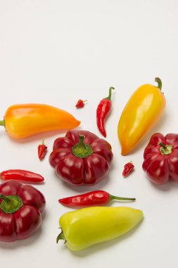 Birkaç Olgun tatlı ve sıcak biber kırmızı ve turuncu bir beyaz 