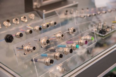 Plastik şeffaf stan teller ile birkaç söket bağlamalar