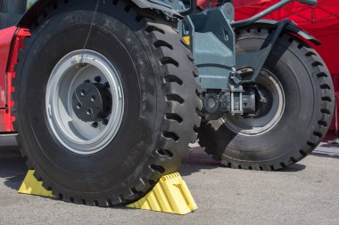 Büyük Kamyon Tekerlekler altında sarı tekerlek Takozları