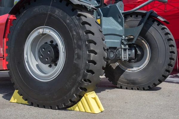 Büyük Kamyon Tekerlekler altında sarı tekerlek Takozları
