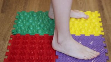 Kız masaj mindere bulmacalar farklı renkteki yürür.