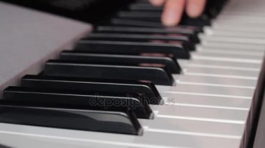 Beyaz ve siyah piyano tuşlarını veya bir synthesizer güzel parmakların bir melodi Çal
