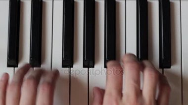 Beyaz ve siyah piyano tuşlarını veya bir synthesizer güzel parmakların bir melodi Çal