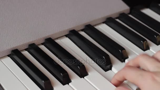 Красивые пальцы на белых и черных клавишах фортепиано или синтезатор играют мелодию — стоковое видео