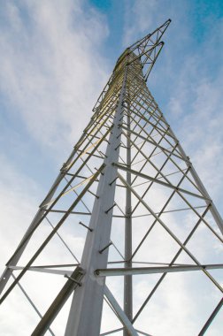 Bulutlu gökyüzü karşı alttan metal güç sonrası görünümü