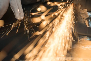 Güzel döndürme ve kesme metal el ile kıvılcım 