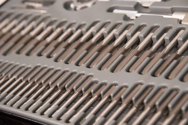 Conjunto de cortadores para ferramentas em uma mala de close-up — Fotografia de Stock