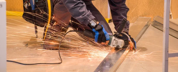 Schöne Funken aus dem Drehen und Schneiden von Metall von Hand — Stockfoto