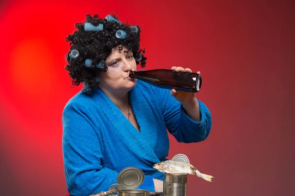 Bira ve votka içme ve çekme yeme yalnız orta yaşlı kadın