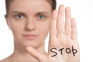 St iz simgeleyen bir yükseltilmiş palm ile güzel kız