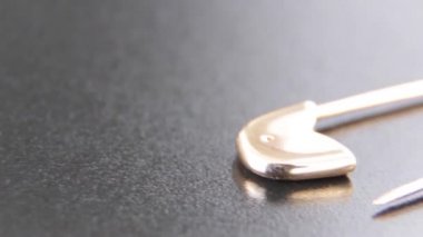 Güzel bir altın iğne siyah bir arka plan üzerinde parlar