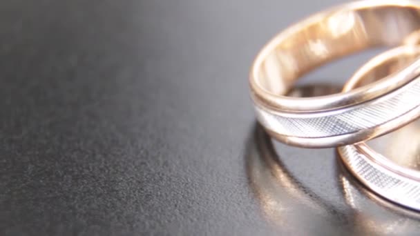 白と黒の背景にイエローゴールドが刻まれた つの美しい婚約指輪 — ストック動画