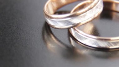 Beyaz ve sarı siyah bir zemin üzerine altın iki güzel nişan yüzük oyulmuş