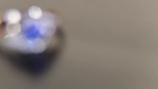 Precioso Anillo Oro Femenino Compromiso Con Piedras Preciosas Zafiro Azul — Vídeo de stock