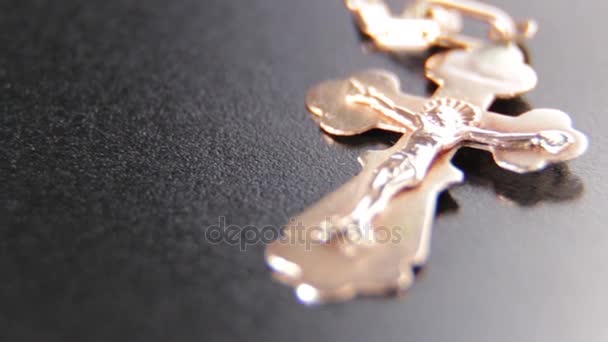 Goldkreuz Mit Jesus Einer Kette Auf Schwarzem Hintergrund Unschärfe Und — Stockvideo