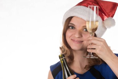 Cham bir bardak kırmızı Noel şapkalı genç güzel kız