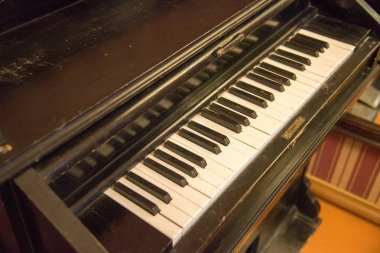 Beyaz ve siyah tuşları ile eski piyano