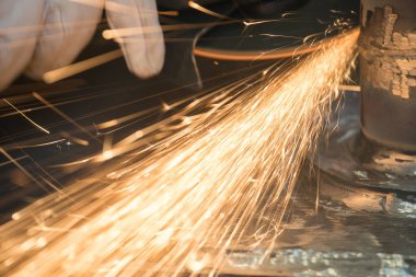 Güzel döndürme ve kesme metal el ile kıvılcım 