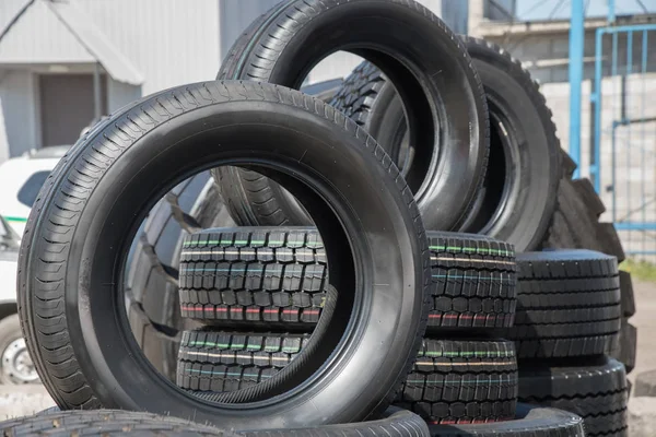 Varios neumáticos de caucho negro a la venta con diferentes patrones de banda de rodadura — Foto de Stock