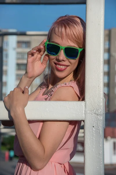 美丽的女孩在太阳镜和粉红色礼服摆造型的夏天 — 图库照片
