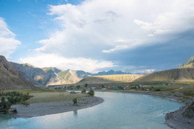 Altay Köyü, nehir ve mavi gökyüzü bulutlu yaz aylarında