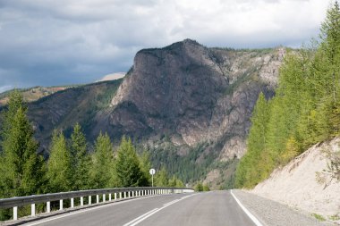 Yaz ve s dağlık alanda dolambaçlı yol asfalt