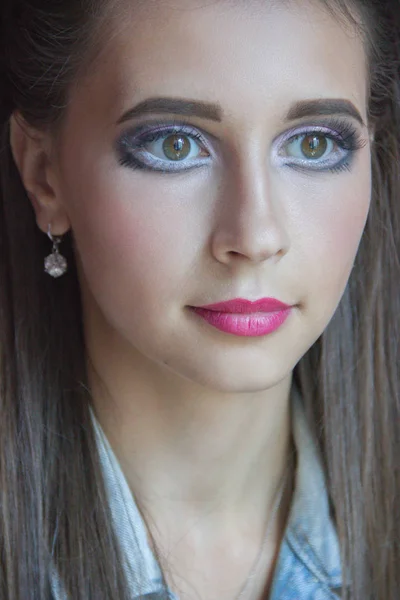 Menina bonita com uma maquilagem de um barbie e cabelo longo — Fotografia de Stock