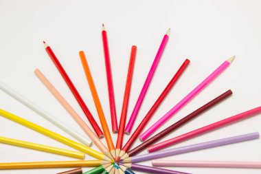 Bir grup gökkuşağı renkleri bir daire bir WHI üzerinde katlanmış kalemler