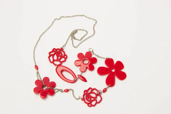 Collier avec des fleurs sur fond blanc — Photo